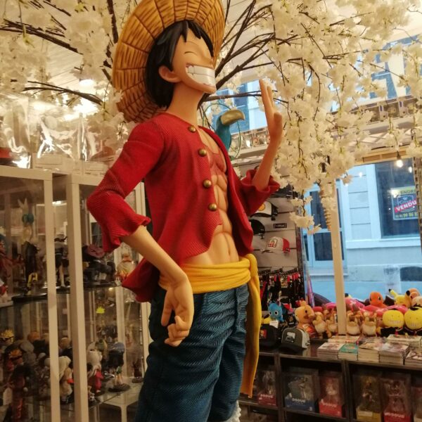 Photo prise de la figurine géante de Luffy
